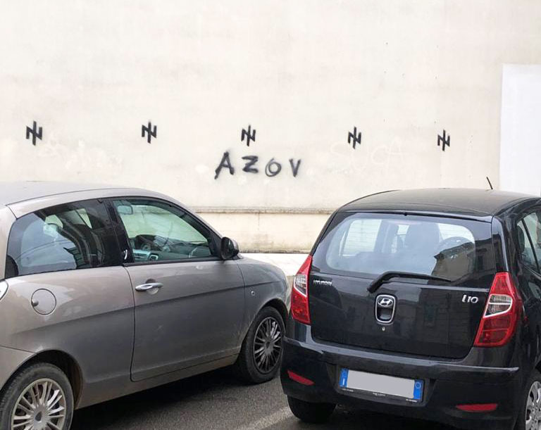 Galatina: simboli e nome del Battaglione “Azov” sui muri del centro cittadino. Indaga la Polizia