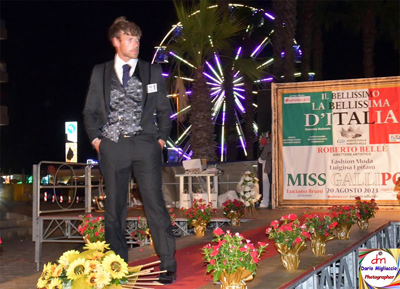 Il galatinese Fabrizio De Matteis si è aggiudicato la fascia “Il Bellissimo d’Italia – Mister Gallipoli 2023” Il galatinese Fabrizio De Matteis si è aggiudicato la fascia “Il Bellissimo d’Italia – Mister Gallipoli 2023”