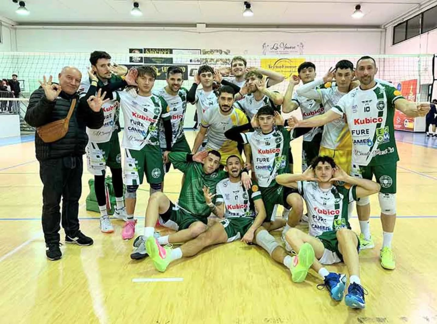 🏐 La Showy Boys chiude il girone di andata al quarto posto e si qualifica ai quarti di Coppa Puglia

La Ecom Showy Boys Galatina termina il girone di andata del campionato nazionale di I livello – Serie C. La gara disputata a Leporano (Ta), in casa della Vibrotek Volley, lo scorso 21 dicembre, ha segnato il giro di boa di questo difficile ed avvincente torneo.

La squadra biancoverde chiude il girone di andata al quarto posto con 20 punti in classifica, frutto di sei vittorie e quattro sconfitte. Al terzo posto Lecce con 22 punti, al secondo Vibrotek con 23 e al primo Tricase con 26. L’ultima vittoria, sofferta ma bella da un punto di vista del gioco e dello spirito di gruppo, ha permesso alla Ecom Showy Boys Galatina si scavalcare le altre rivali (Matera e Fasano) e di strappare un meritato quarto posto che, a dire il vero, considerando dei punti “persi” in alcune gare, sta un po’ stretto alla compagine allenata da Rudy Alemanno. I risultati del campo, però, raccontano questo, ma gli atleti galatinesi avranno l’opportunità di rifarsi nelle partite del girone di ritorno, in cui affronteranno quasi tutte le concorrenti tra le mura amiche, al cospetto dei propri tifosi.

Intanto, c’è da pensare con sano ottimismo al futuro e festeggiare l’importante vittoria da tre punti in casa della seconda forza del campionato, la Vibrotek Volley, e la qualificazione ai quarti di finale della Coppa Puglia che si giocheranno nell’ultimo week-end di gennaio.

 🌐 www.danielemasciullo.com