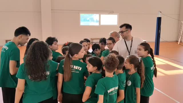 🏐 I piccoli del Volley S3 terminano il corso annuale con il saluto finale. Medaglie e attestati di partecipazione e un arrivederci a presto per una nuova ed entusiasmante stagione sportiva. @showyboys 🤍💚