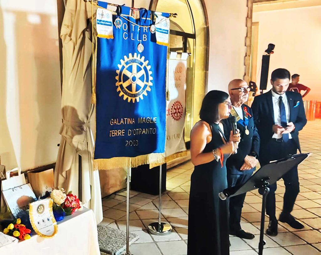 “Rosso d’Otranto” incanta il Salento. E’ un successo la festa d’estate del Rotary Club di Galatina “Rosso d’Otranto” incanta il Salento. E’ un successo la festa d’estate del Rotary Club di Galatina